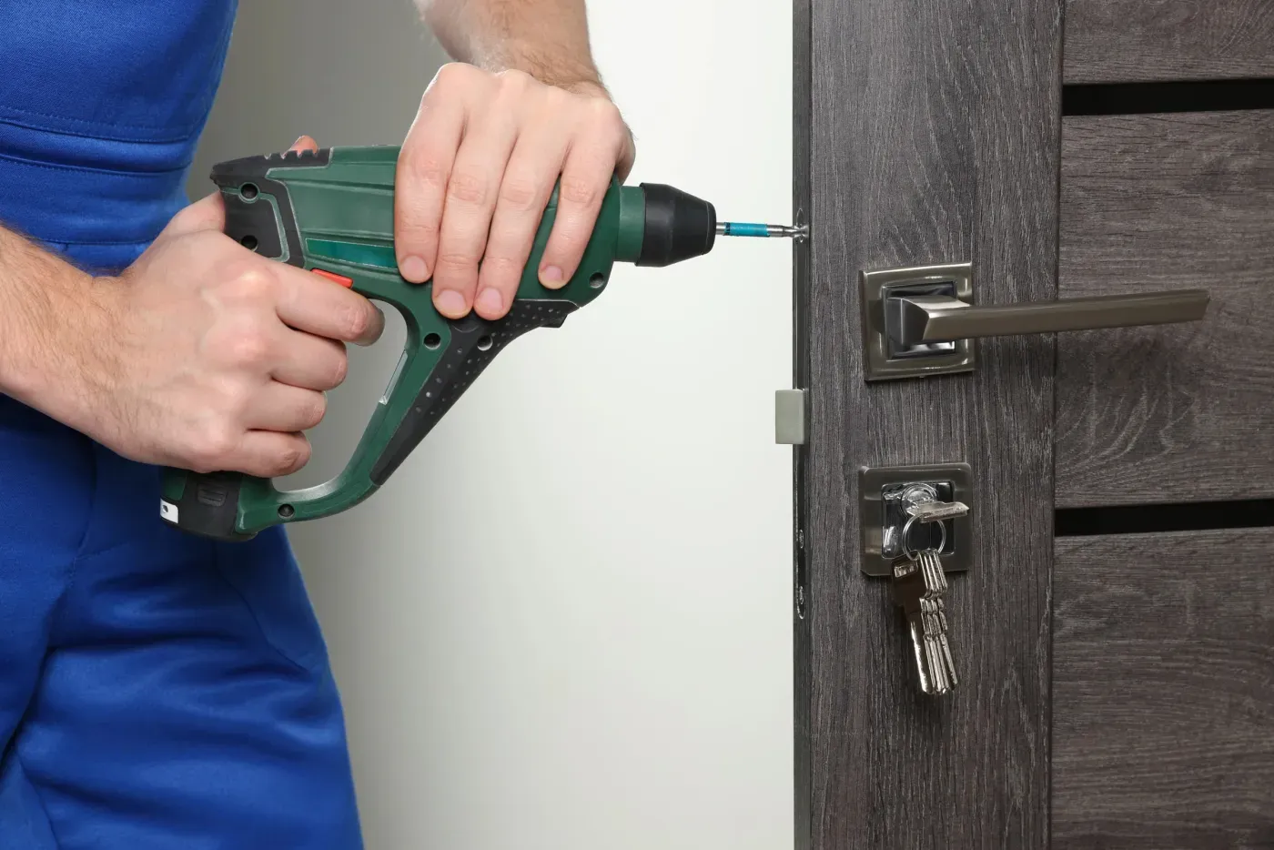 Pose d'une serrure multipoints sur une porte blindée sécurisée dans une copropriété de Passy (Paris 16e)